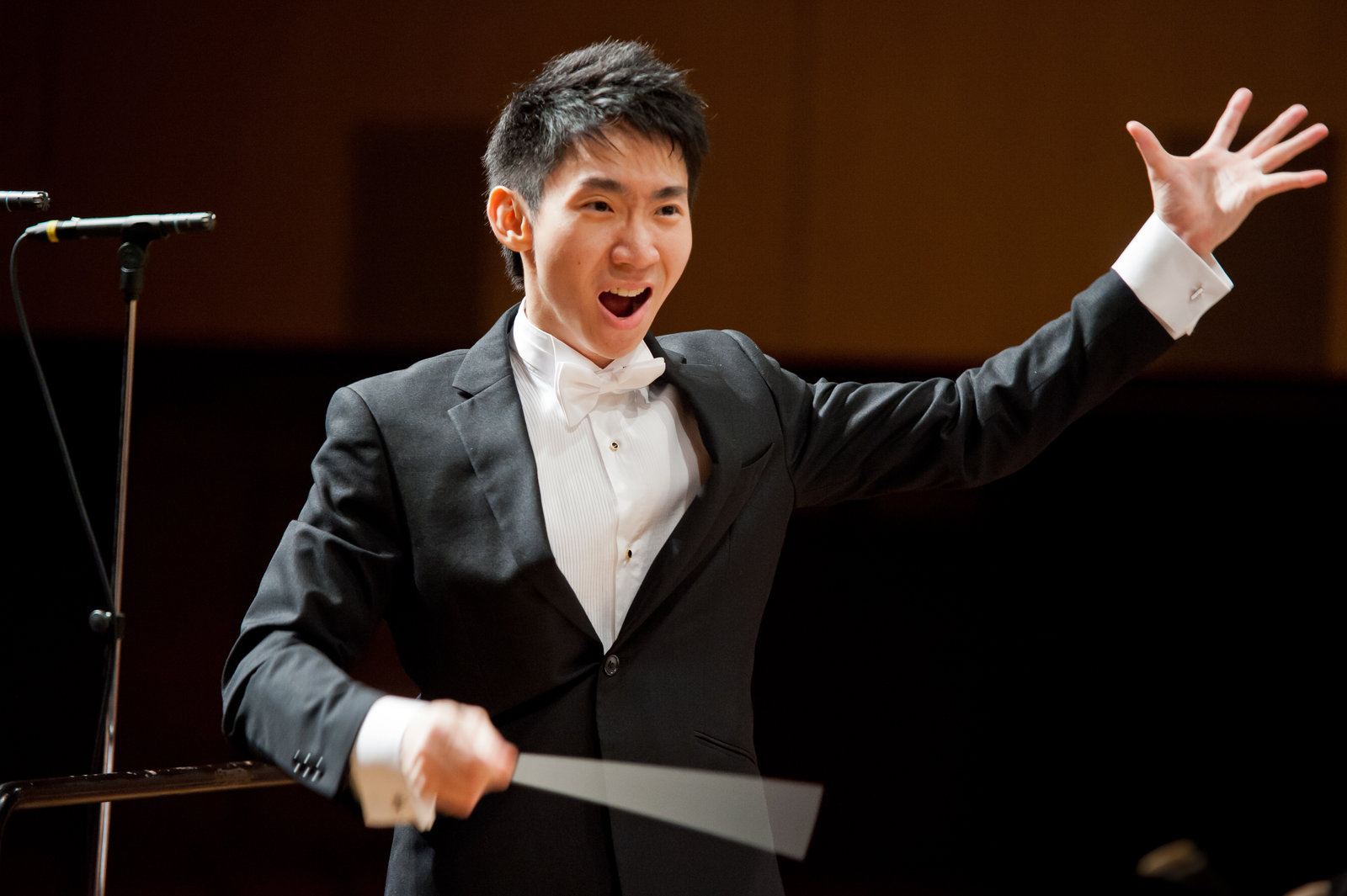 Cheow Xunqi conducting